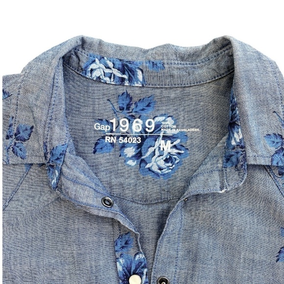 𝅺GAP Long-sleeve Floral Button Up Denim Blouse. Size Medium - Picture 2 of 3